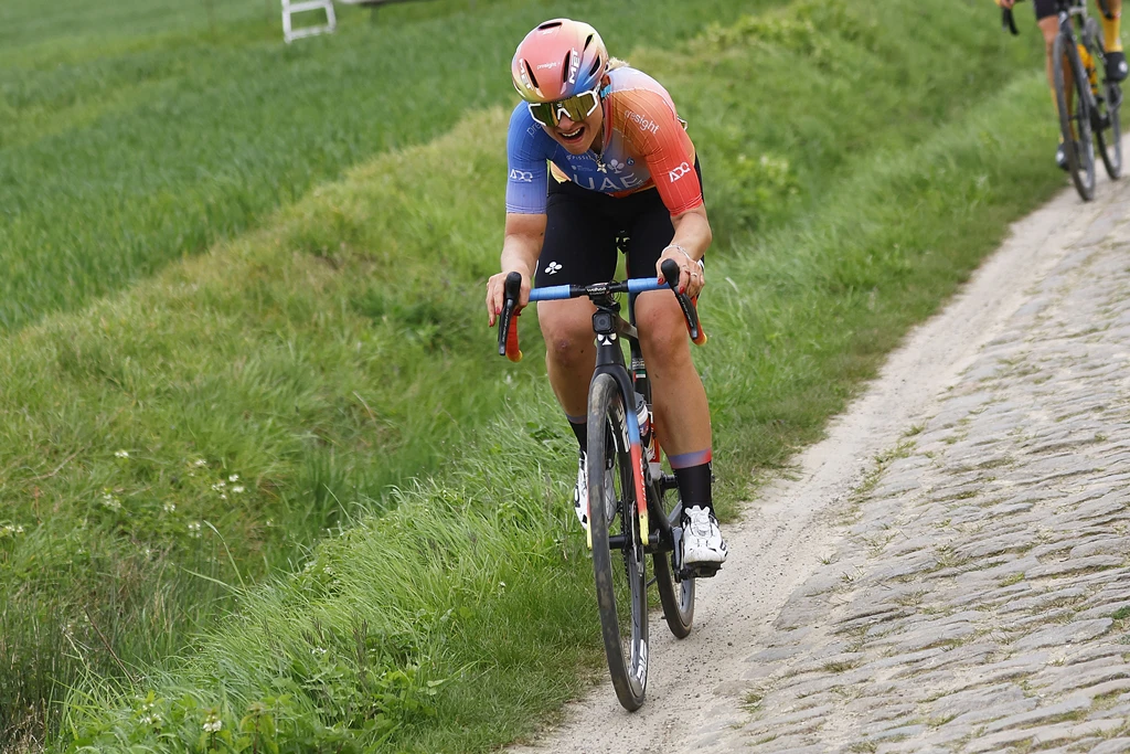 Paris-Roubaix: Chiara Consonni fights against bad luck 
